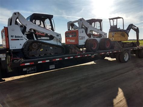 loading skid steer on deck over trailer|skid steer bobcat loading on trailer.